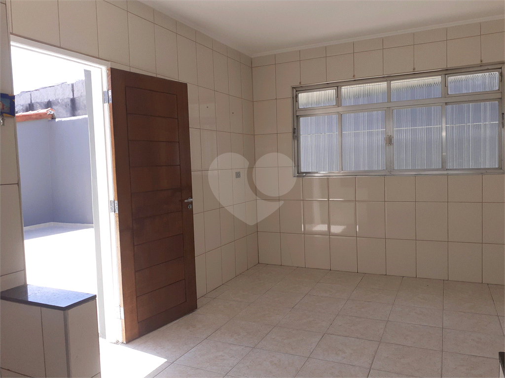  03 QUARTOS BEM ESPAÇOSOS, 03 BANHEIROS , ÁREA EXTERNA COBERTA E FECHADA  BEM AMPLA , SALA , COZINHA