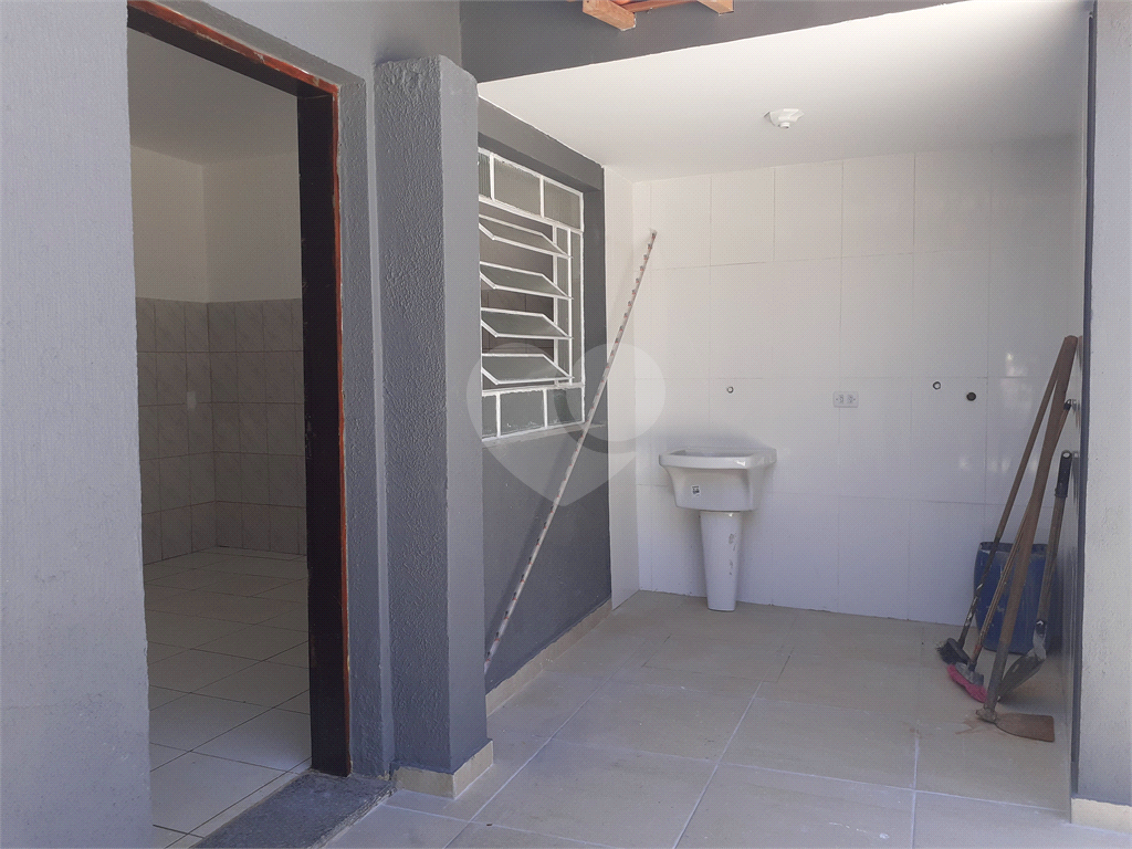  03 QUARTOS BEM ESPAÇOSOS, 03 BANHEIROS , ÁREA EXTERNA COBERTA E FECHADA  BEM AMPLA , SALA , COZINHA