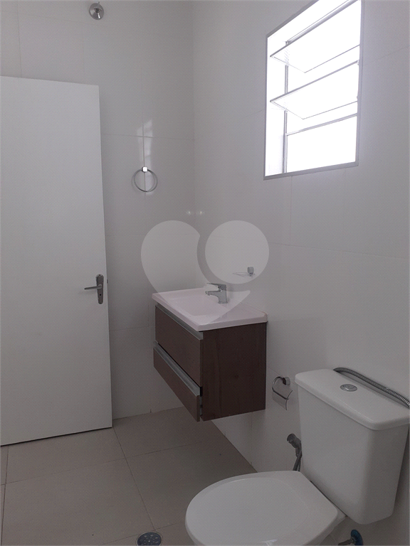  03 QUARTOS BEM ESPAÇOSOS, 03 BANHEIROS , ÁREA EXTERNA COBERTA E FECHADA  BEM AMPLA , SALA , COZINHA