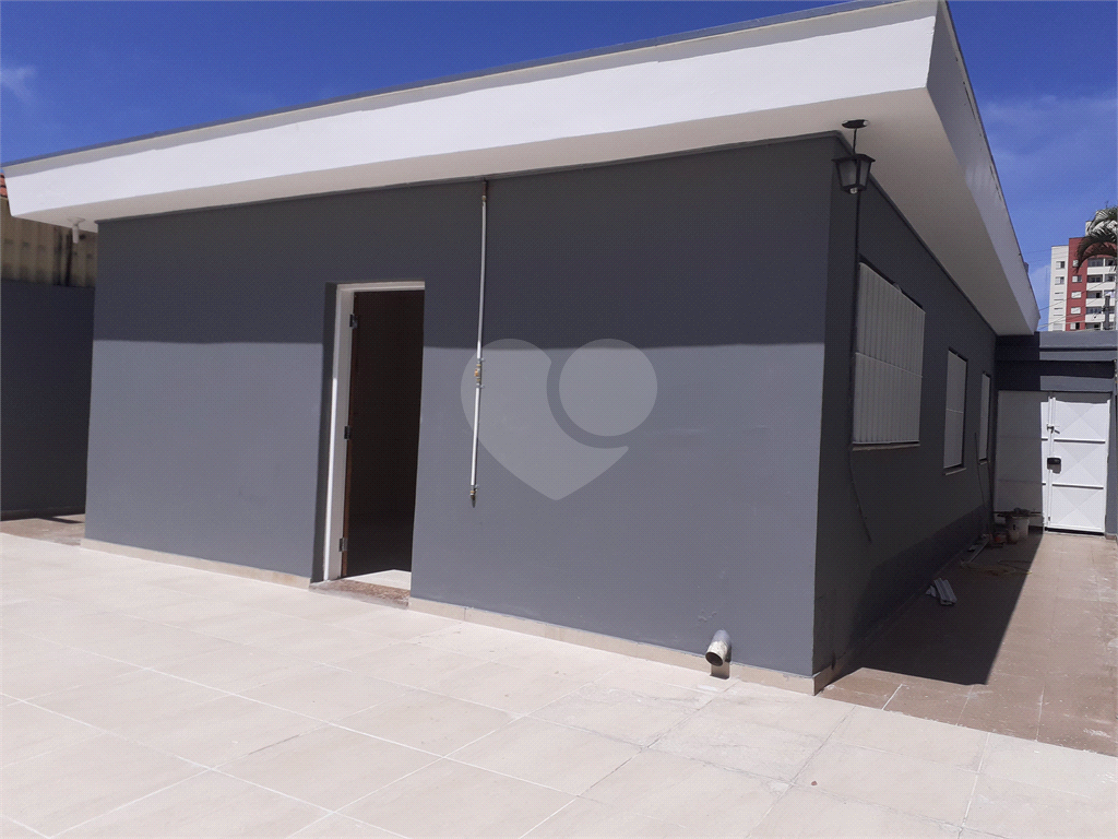  03 QUARTOS BEM ESPAÇOSOS, 03 BANHEIROS , ÁREA EXTERNA COBERTA E FECHADA  BEM AMPLA , SALA , COZINHA