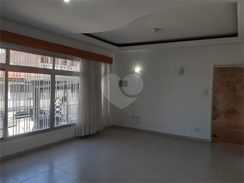  03 QUARTOS BEM ESPAÇOSOS, 03 BANHEIROS , ÁREA EXTERNA COBERTA E FECHADA  BEM AMPLA , SALA , COZINHA