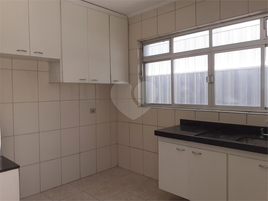  03 QUARTOS BEM ESPAÇOSOS, 03 BANHEIROS , ÁREA EXTERNA COBERTA E FECHADA  BEM AMPLA , SALA , COZINHA