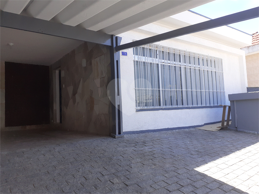  03 QUARTOS BEM ESPAÇOSOS, 03 BANHEIROS , ÁREA EXTERNA COBERTA E FECHADA  BEM AMPLA , SALA , COZINHA