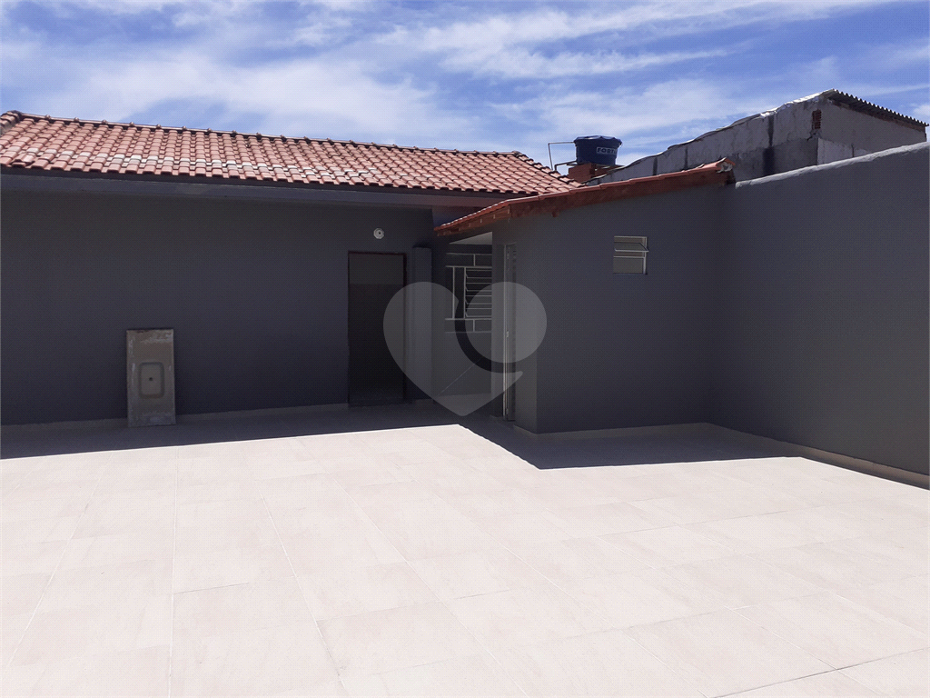  03 QUARTOS BEM ESPAÇOSOS, 03 BANHEIROS , ÁREA EXTERNA COBERTA E FECHADA  BEM AMPLA , SALA , COZINHA