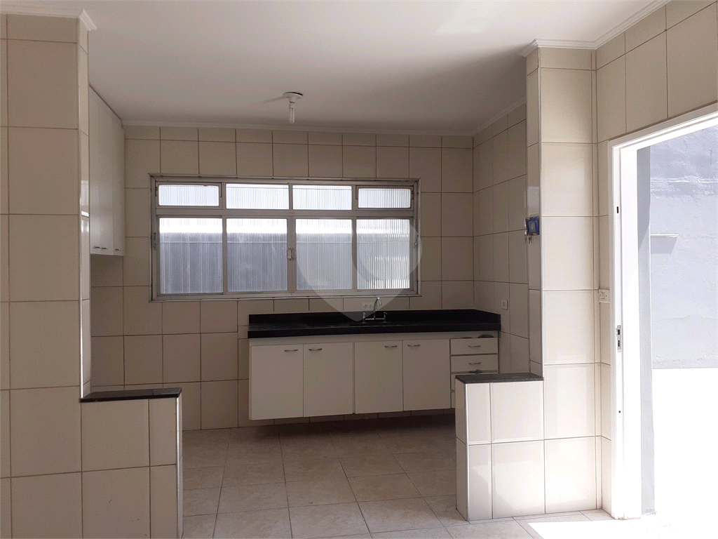  03 QUARTOS BEM ESPAÇOSOS, 03 BANHEIROS , ÁREA EXTERNA COBERTA E FECHADA  BEM AMPLA , SALA , COZINHA