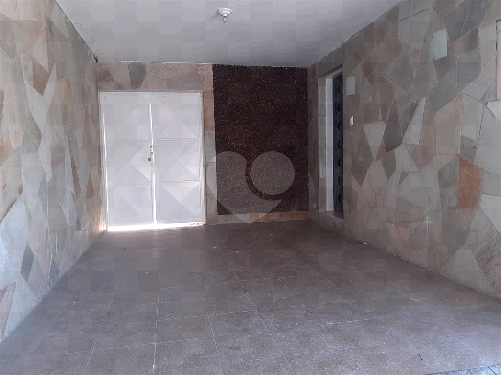  03 QUARTOS BEM ESPAÇOSOS, 03 BANHEIROS , ÁREA EXTERNA COBERTA E FECHADA  BEM AMPLA , SALA , COZINHA