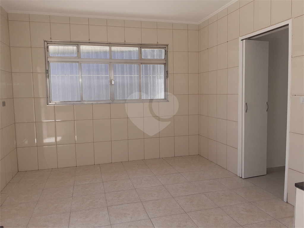  03 QUARTOS BEM ESPAÇOSOS, 03 BANHEIROS , ÁREA EXTERNA COBERTA E FECHADA  BEM AMPLA , SALA , COZINHA
