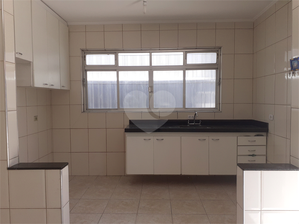  03 QUARTOS BEM ESPAÇOSOS, 03 BANHEIROS , ÁREA EXTERNA COBERTA E FECHADA  BEM AMPLA , SALA , COZINHA