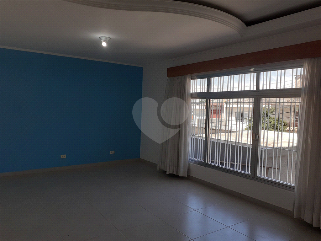  03 QUARTOS BEM ESPAÇOSOS, 03 BANHEIROS , ÁREA EXTERNA COBERTA E FECHADA  BEM AMPLA , SALA , COZINHA