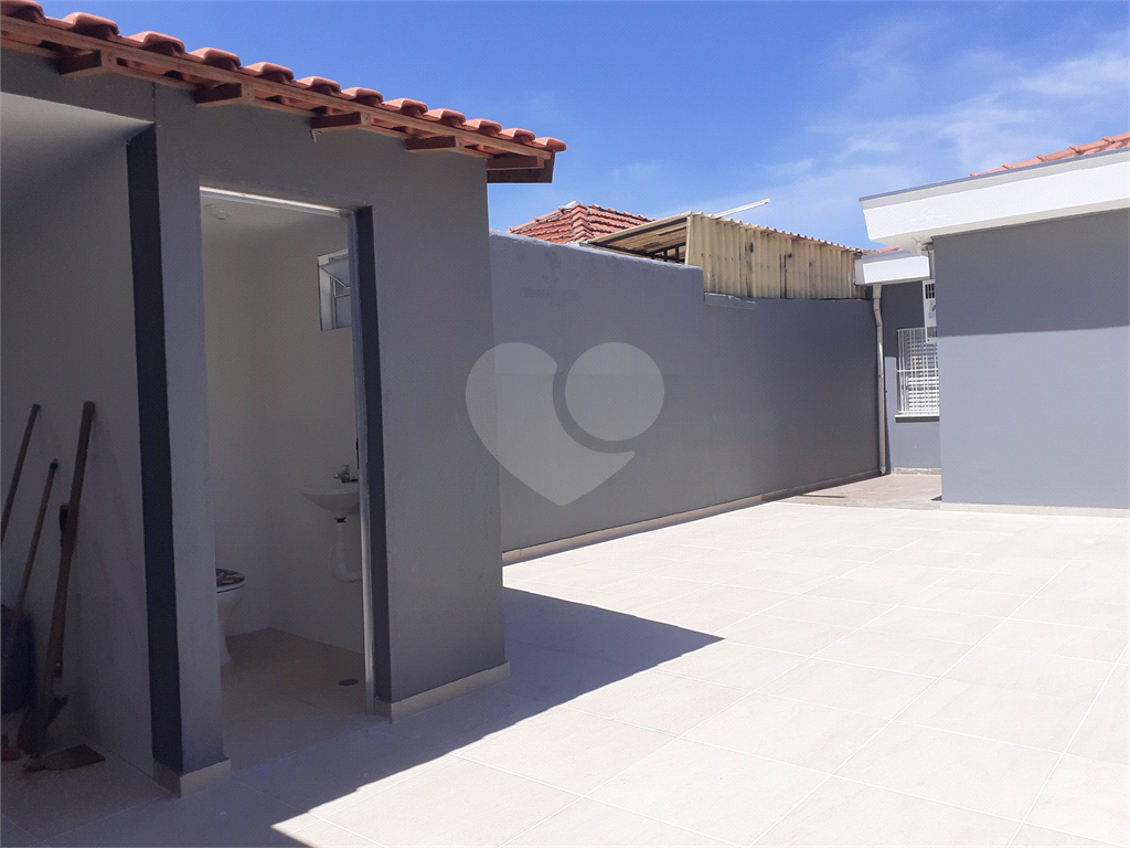 03 QUARTOS BEM ESPAÇOSOS, 03 BANHEIROS , ÁREA EXTERNA COBERTA E FECHADA  BEM AMPLA , SALA , COZINHA