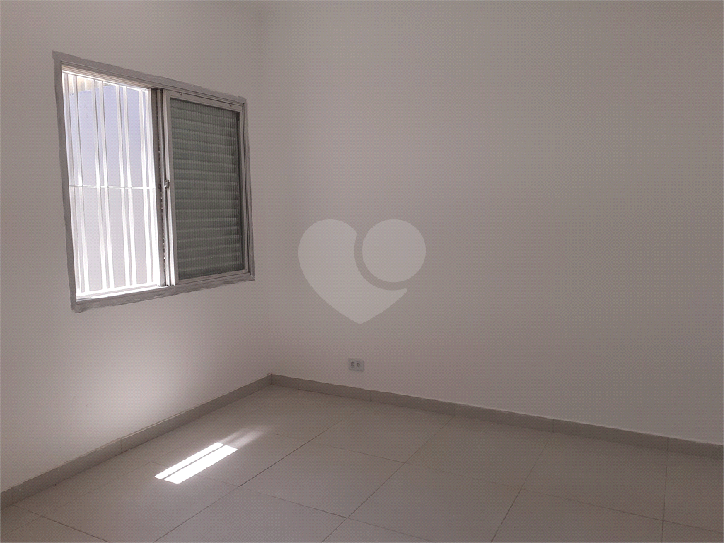  03 QUARTOS BEM ESPAÇOSOS, 03 BANHEIROS , ÁREA EXTERNA COBERTA E FECHADA  BEM AMPLA , SALA , COZINHA