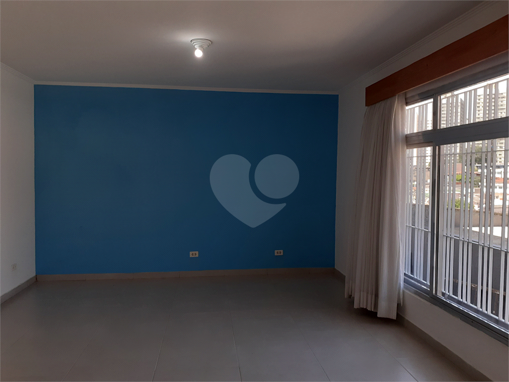  03 QUARTOS BEM ESPAÇOSOS, 03 BANHEIROS , ÁREA EXTERNA COBERTA E FECHADA  BEM AMPLA , SALA , COZINHA