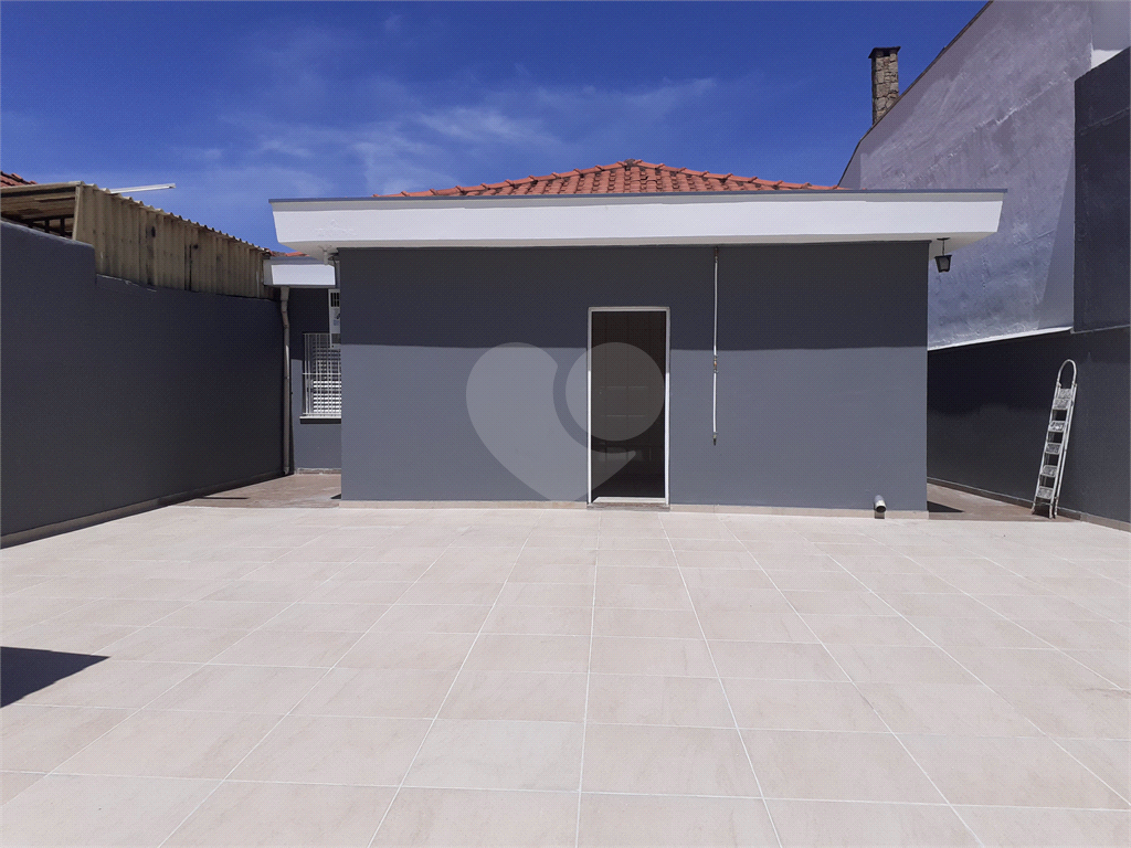  03 QUARTOS BEM ESPAÇOSOS, 03 BANHEIROS , ÁREA EXTERNA COBERTA E FECHADA  BEM AMPLA , SALA , COZINHA