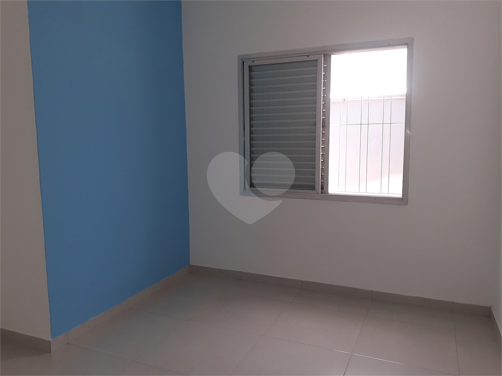  03 QUARTOS BEM ESPAÇOSOS, 03 BANHEIROS , ÁREA EXTERNA COBERTA E FECHADA  BEM AMPLA , SALA , COZINHA