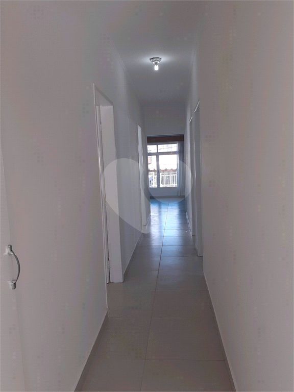  03 QUARTOS BEM ESPAÇOSOS, 03 BANHEIROS , ÁREA EXTERNA COBERTA E FECHADA  BEM AMPLA , SALA , COZINHA