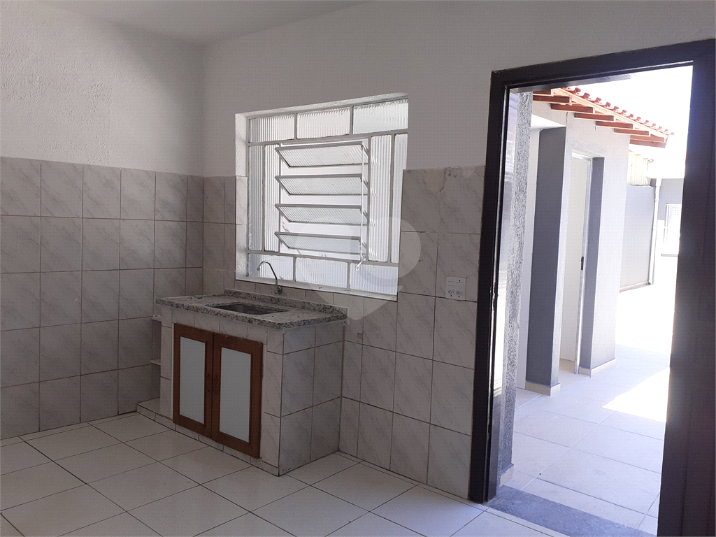  03 QUARTOS BEM ESPAÇOSOS, 03 BANHEIROS , ÁREA EXTERNA COBERTA E FECHADA  BEM AMPLA , SALA , COZINHA
