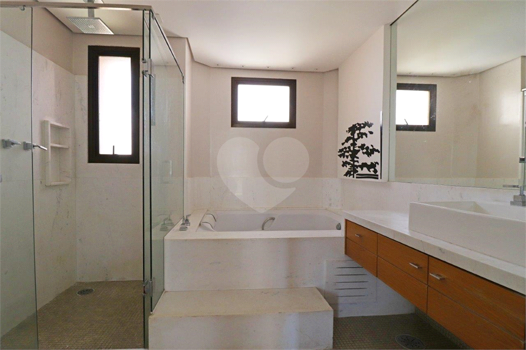 Apartamento com 02 Dorm. 02 Suítes 03 Vagas no Campo Belo para Venda.