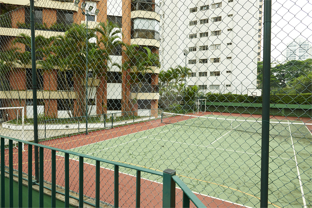 Apartamento com 02 Dorm. 02 Suítes 03 Vagas no Campo Belo para Venda.