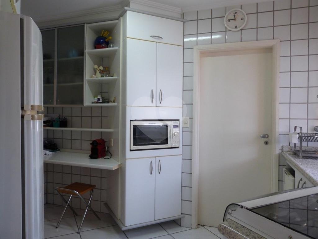 Apartamento na Água Fria rico em armários embutidos