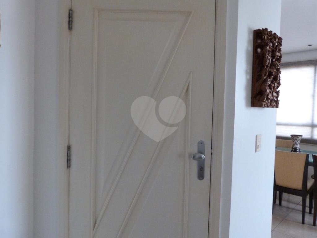 Apartamento na Água Fria rico em armários embutidos