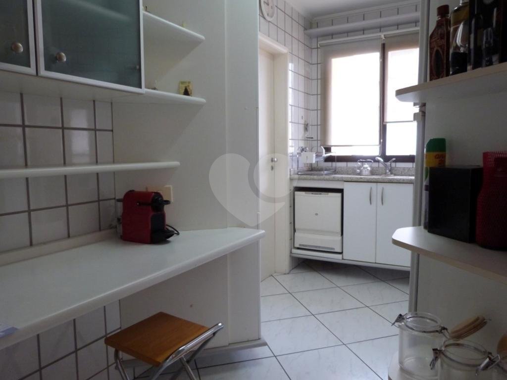 Apartamento na Água Fria rico em armários embutidos