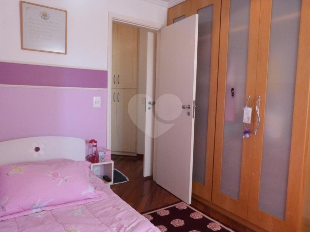 Apartamento na Água Fria rico em armários embutidos