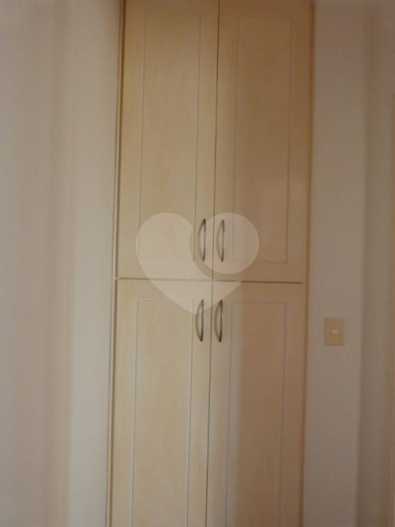 Apartamento na Água Fria rico em armários embutidos
