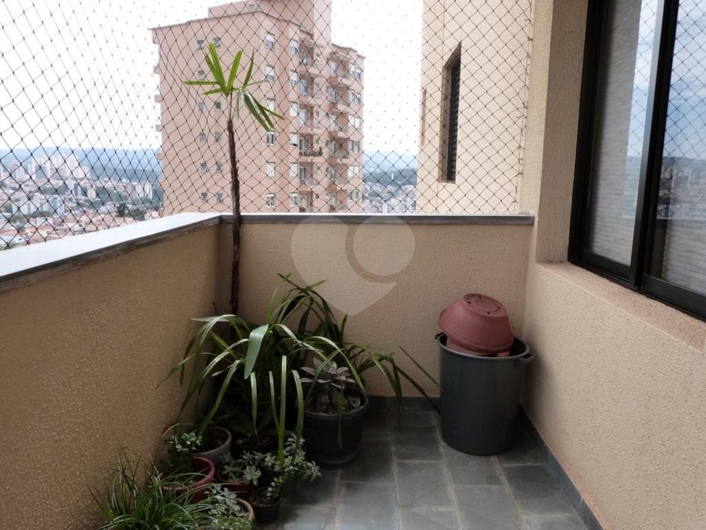 Apartamento na Água Fria rico em armários embutidos