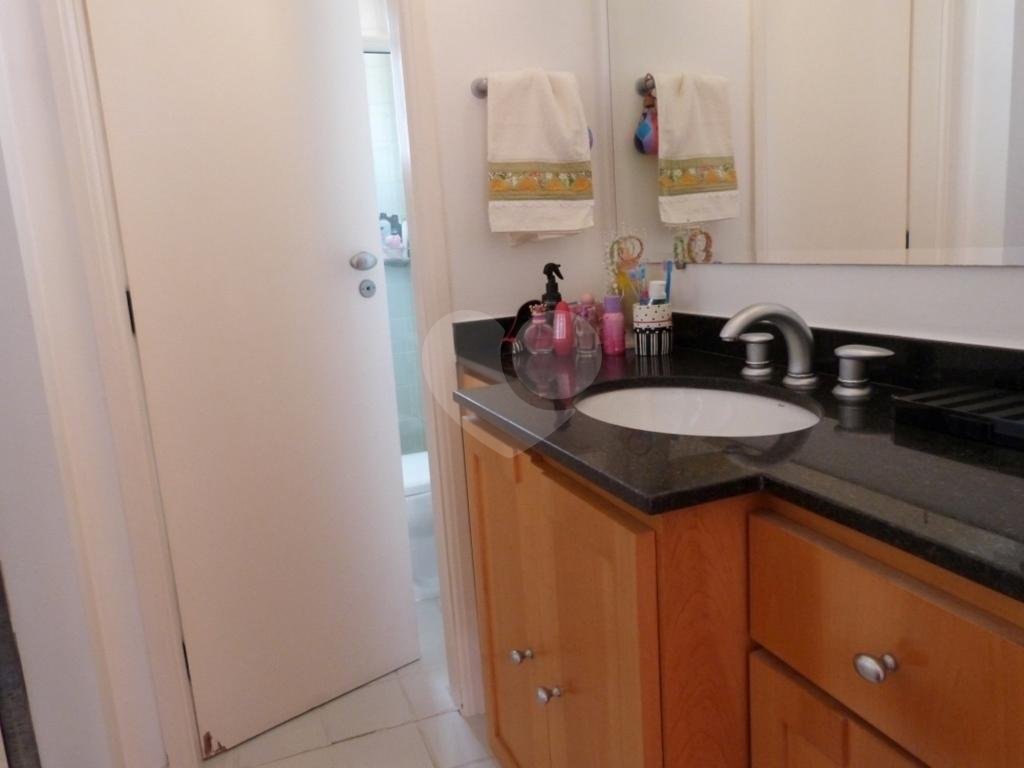 Apartamento na Água Fria rico em armários embutidos
