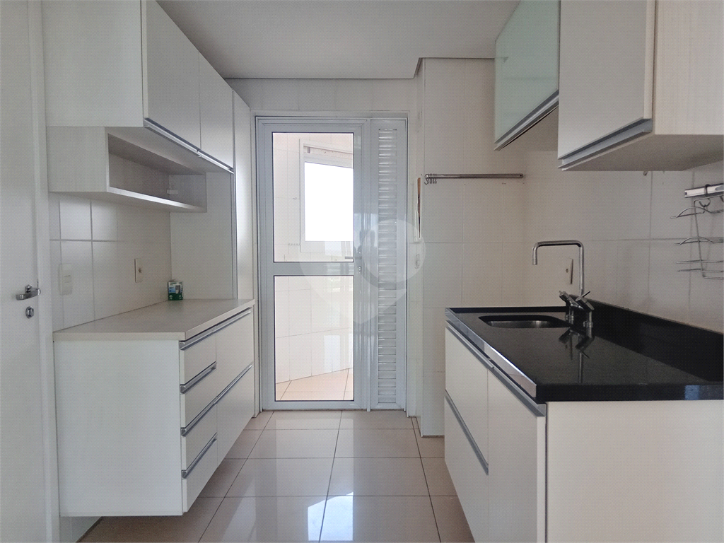 Apartamento à venda em Santa Terezinha em andar alto com varanda gourmet.
