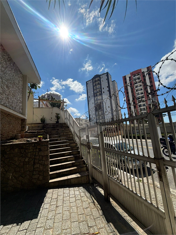 Casa à venda em excelente localização, situada na Avenida Santa Inês, travessa da Voluntários da Pátria.
