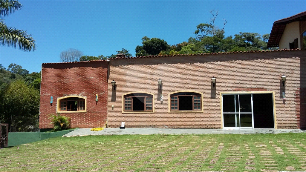 Casa térrea em condomínio fechado em Atibaia