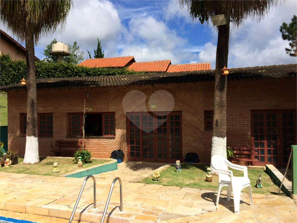 Casa térrea em condomínio fechado em Atibaia