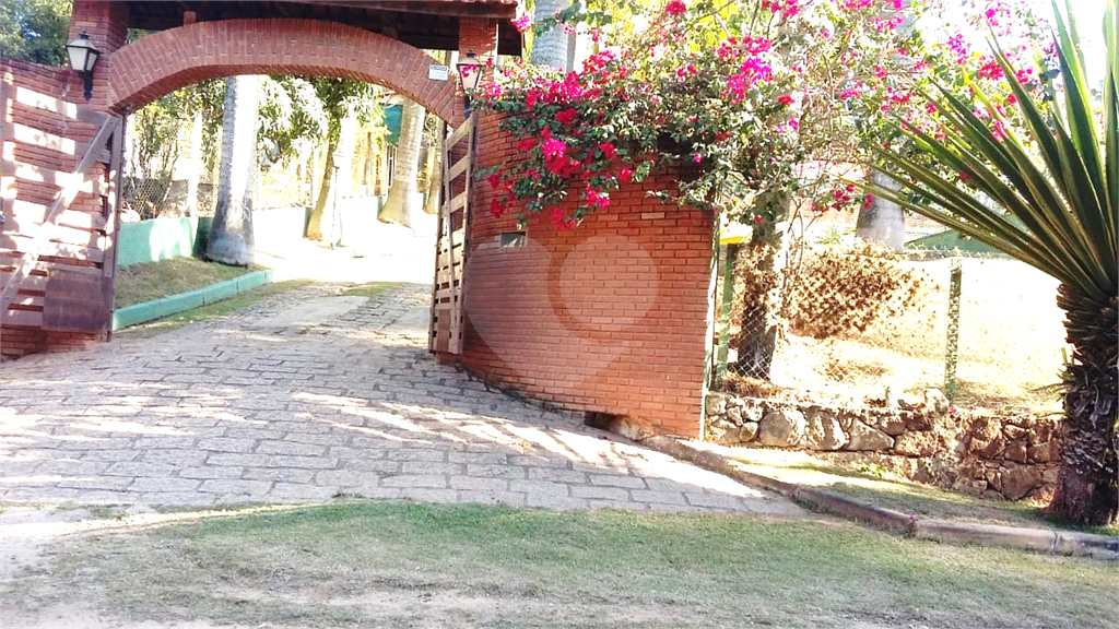 Casa térrea em condomínio fechado em Atibaia