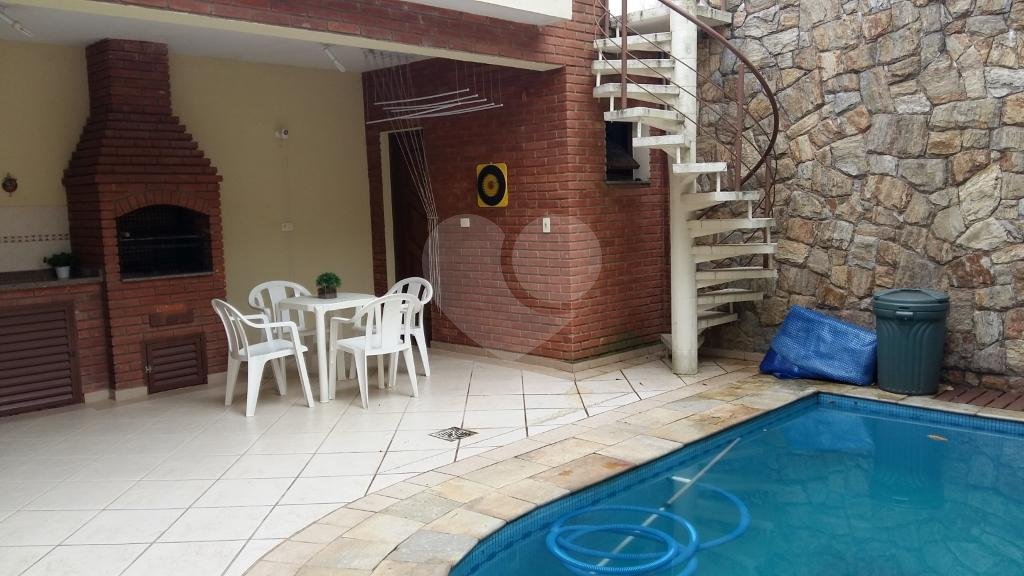 Oportunidade !!!! Lindo sobrado no horto, com 3 suites sendo uma master com closet e hidromassagem