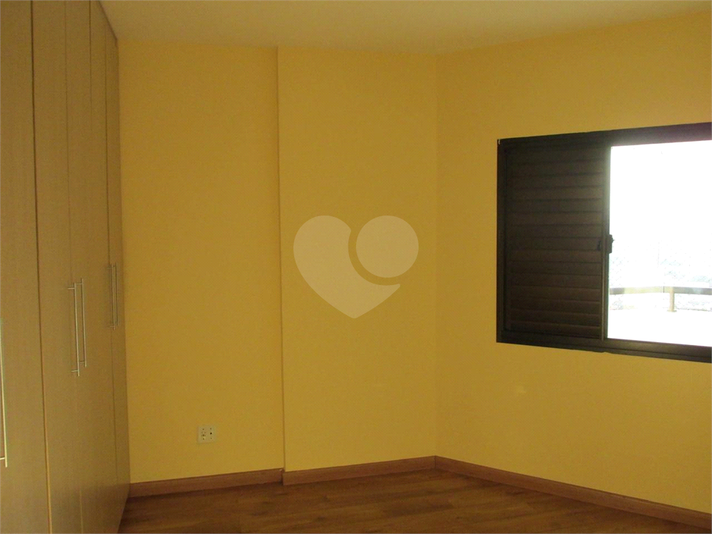 Apartamento a venda. 2 quartos (1 suíte), sacada, 2 vagas, depósito. Santana