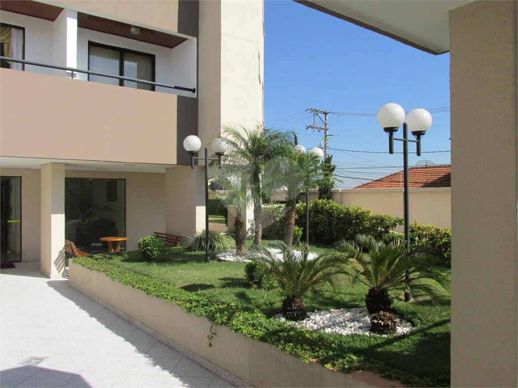 Apartamento a venda. 2 quartos (1 suíte), sacada, 2 vagas, depósito. Santana