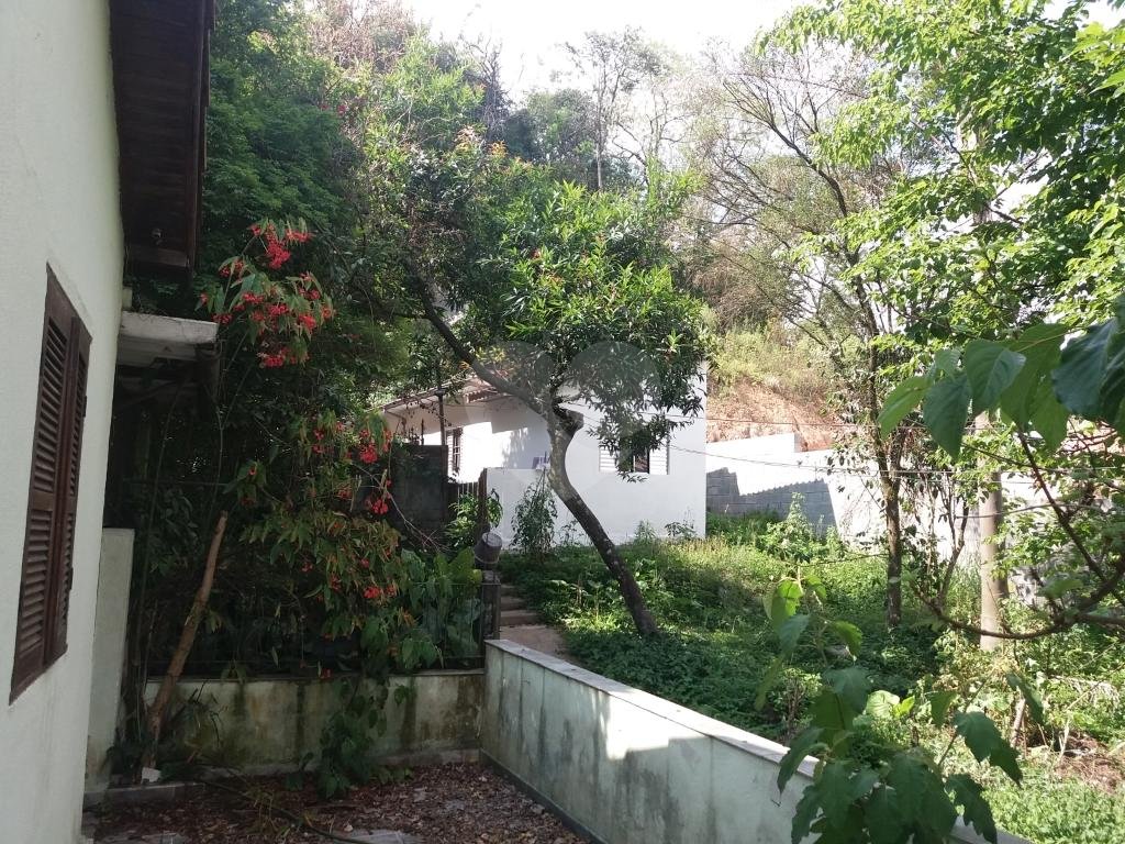 Amplo terreno com 04 casas no J.Paulistana