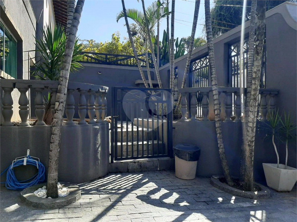 Sobrado em Rua Fechada localizado em área nobre do Jardim Guapira ,4 dormitórios 2 suítes e piscina 