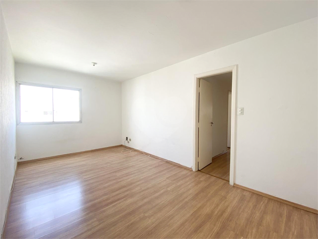 03 DORMITÓRIOS,01 SUITE , 03 BANHEIROS, 02 VAGAS DE GARAGEM COBERTAS,  COM ARMÁRIOS, BRAZ LEME.