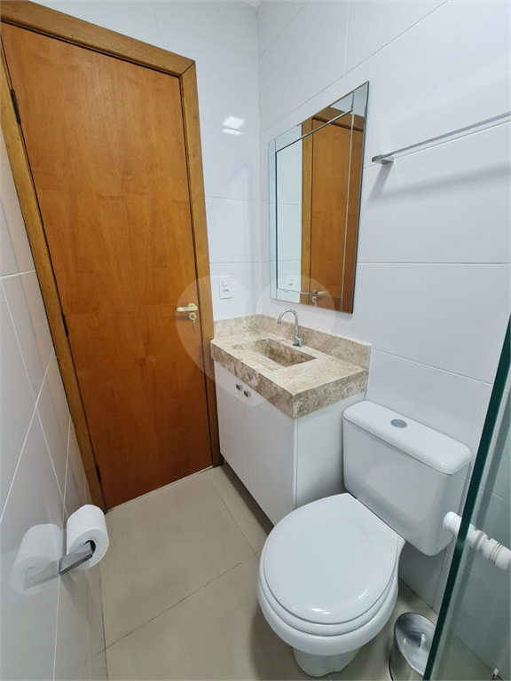 Lindo sobrado novo com 2 suítes, 2 vagas e churrasqueira