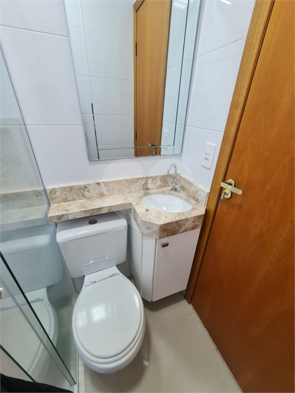 Lindo sobrado novo com 2 suítes, 2 vagas e churrasqueira