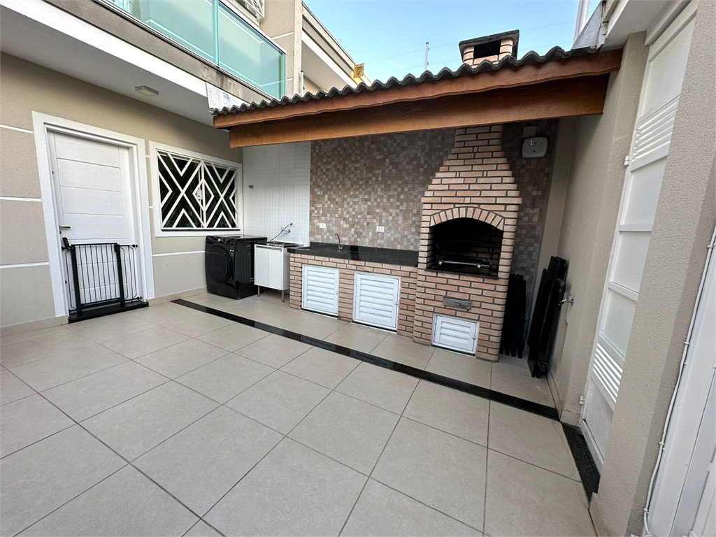 Lindo sobrado novo com 2 suítes, 2 vagas e churrasqueira