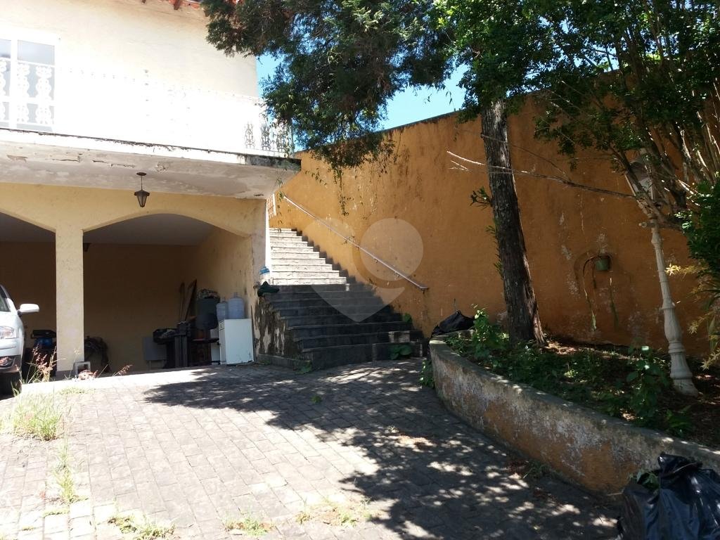 Ampla residência à venda na Vila Albertina, em local tranquilo, todo arborizado