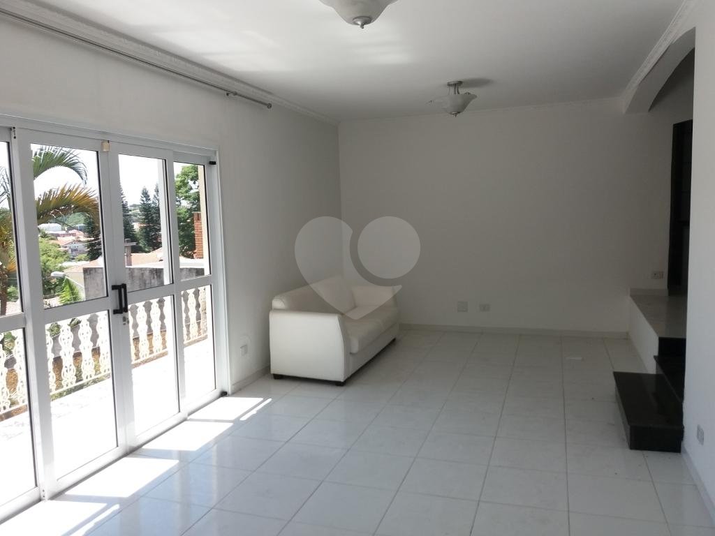 Ampla residência à venda na Vila Albertina, em local tranquilo, todo arborizado
