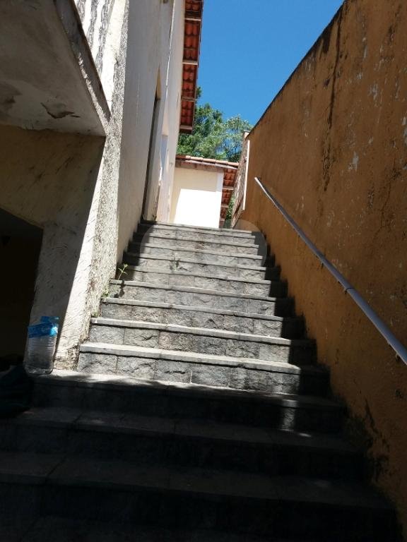Ampla residência à venda na Vila Albertina, em local tranquilo, todo arborizado