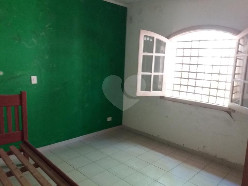 Ampla residência à venda na Vila Albertina, em local tranquilo, todo arborizado