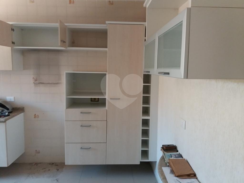 Ampla residência à venda na Vila Albertina, em local tranquilo, todo arborizado