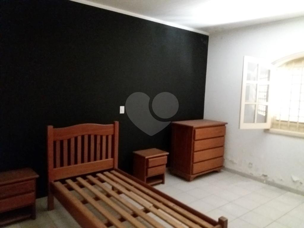 Ampla residência à venda na Vila Albertina, em local tranquilo, todo arborizado