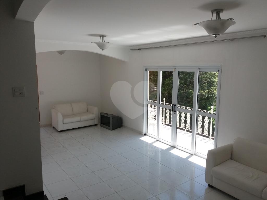 Ampla residência à venda na Vila Albertina, em local tranquilo, todo arborizado